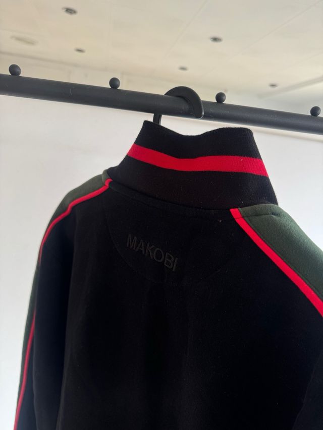 Chaqueta Makobi Negra con Estampado Brillante