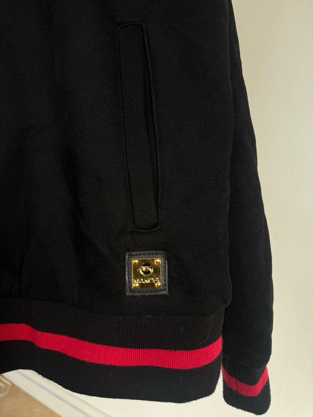 Chaqueta Makobi Negra con Estampado Brillante