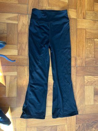 Pantalones negros acampanados