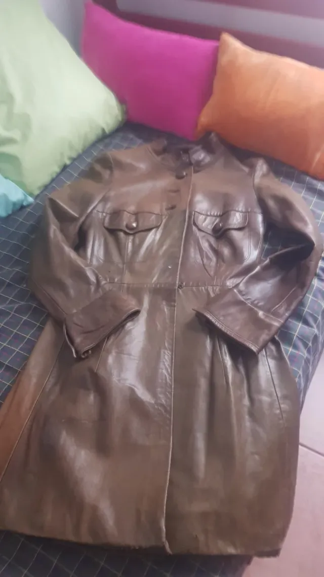 Abrigo de cuero marrón