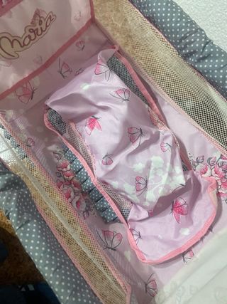Cuna de viaje rosa para muñecas