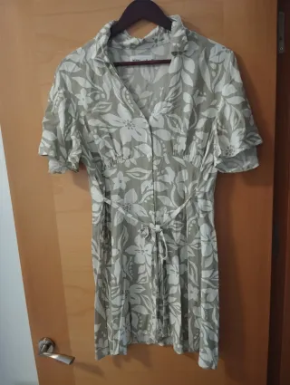 Vestido floral beige y blanco