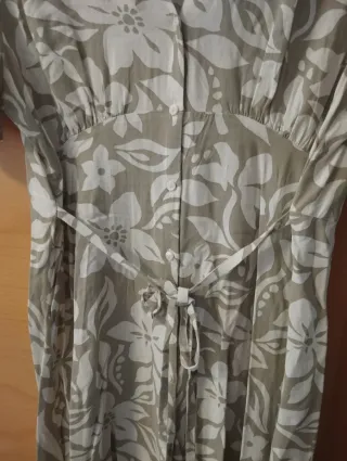 Vestido floral beige y blanco