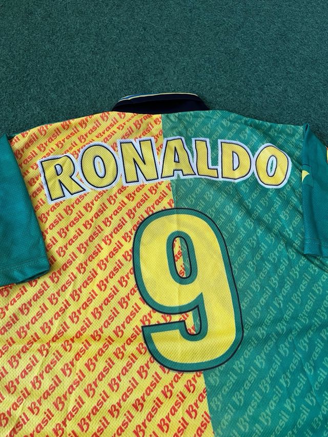 Camiseta Gráfica Brasil Ronaldo #9 90s