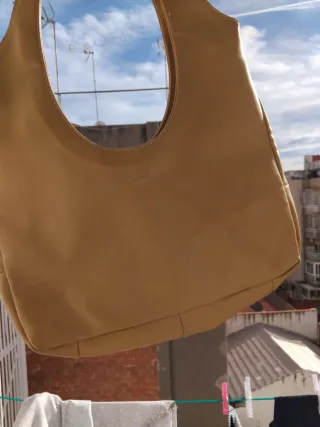 Bolso beige grande y cómodo