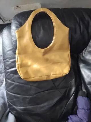 Bolso beige grande y cómodo