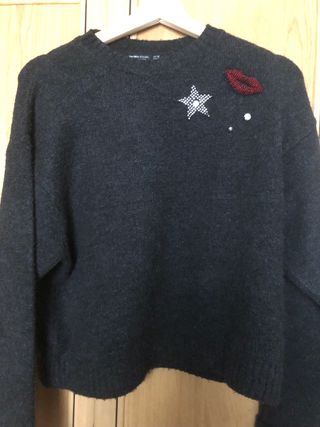 Jersey Bershka gris con apliques