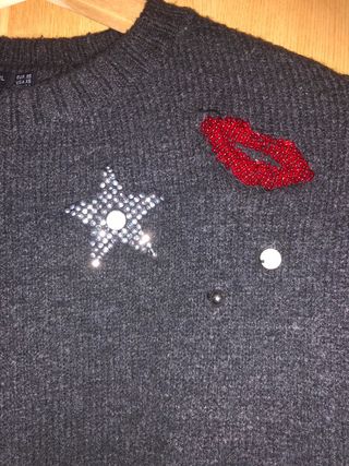 Jersey Bershka gris con apliques