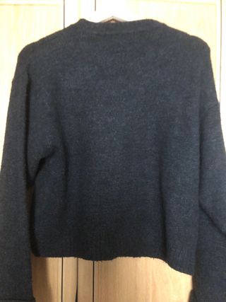 Jersey Bershka gris con apliques