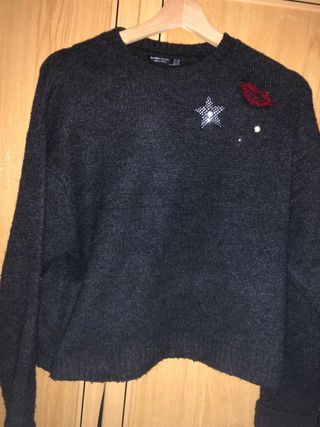 Jersey Bershka gris con apliques