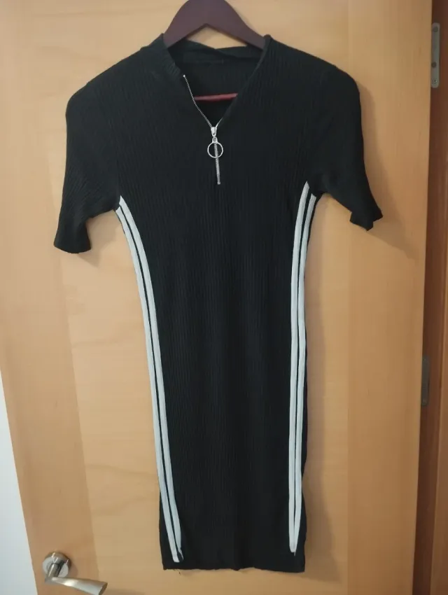 Vestido negro con cremallera y rayas