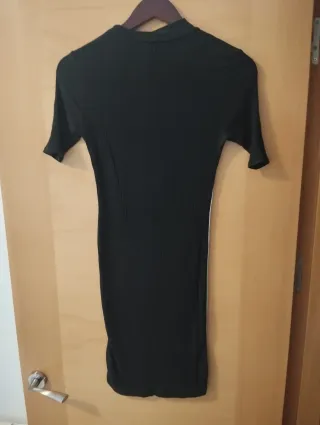 Vestido negro con cremallera y rayas