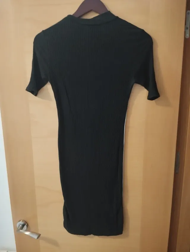 Vestido negro con cremallera y rayas