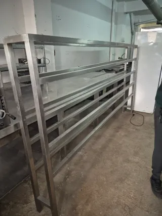 Estantería metálica plateada