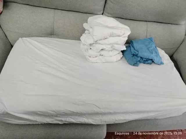 Sábanas bajeras cuna blancas y azules.