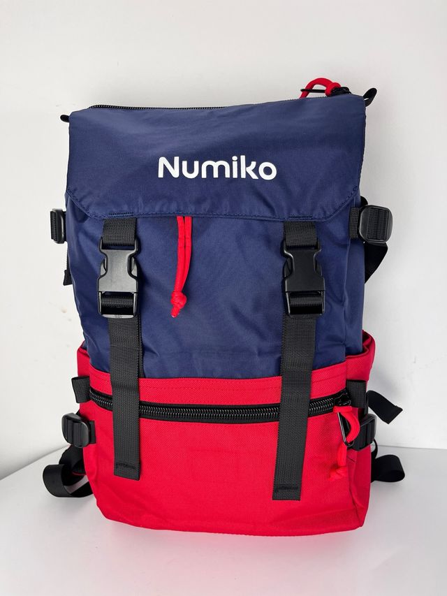 Mochila de viaje Numiko azul y roja
