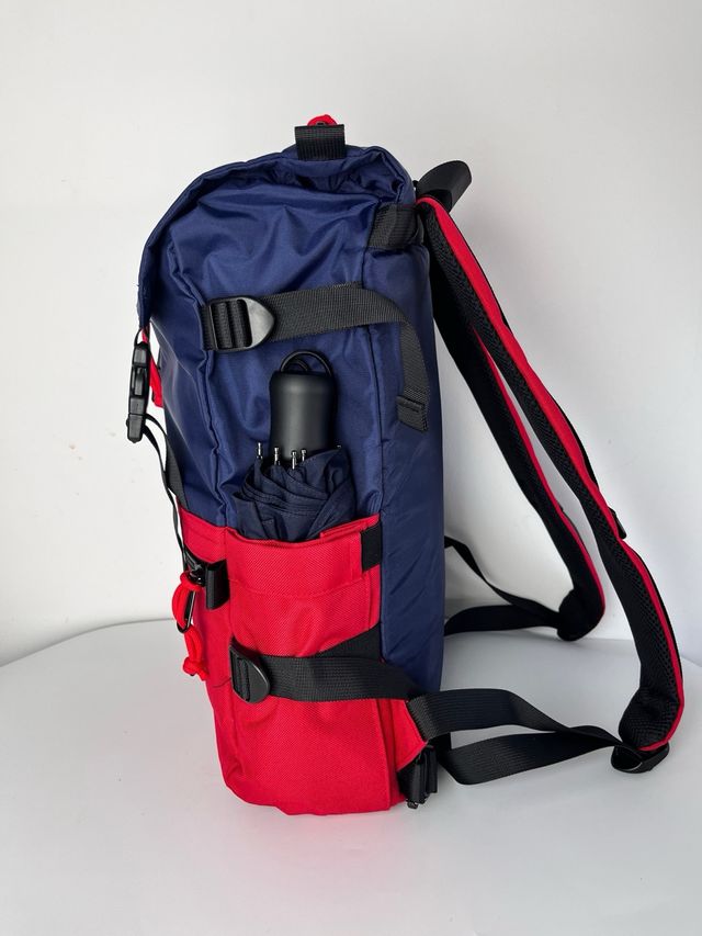 Mochila de viaje Numiko azul y roja