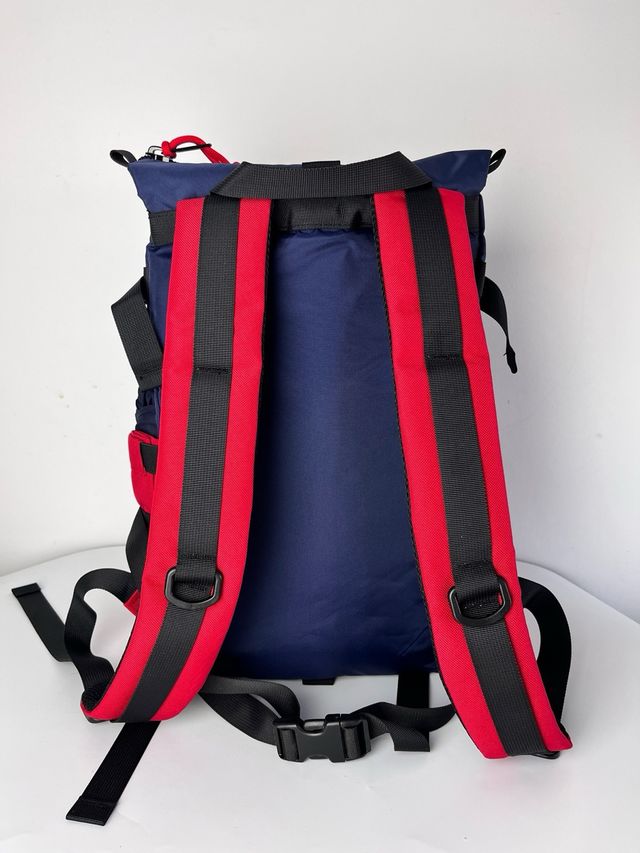 Mochila de viaje Numiko azul y roja