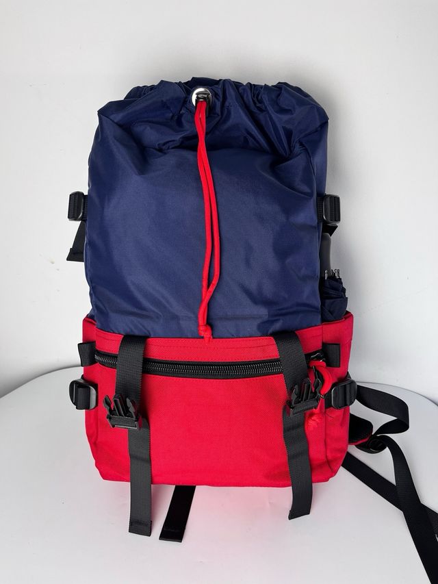 Mochila de viaje Numiko azul y roja
