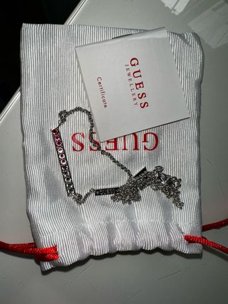 Collar Guess con diamantes rosas y plateado