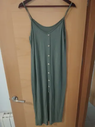 Vestido verde con botones y abertura