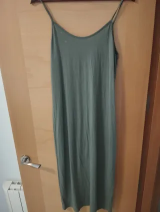 Vestido verde con botones y abertura