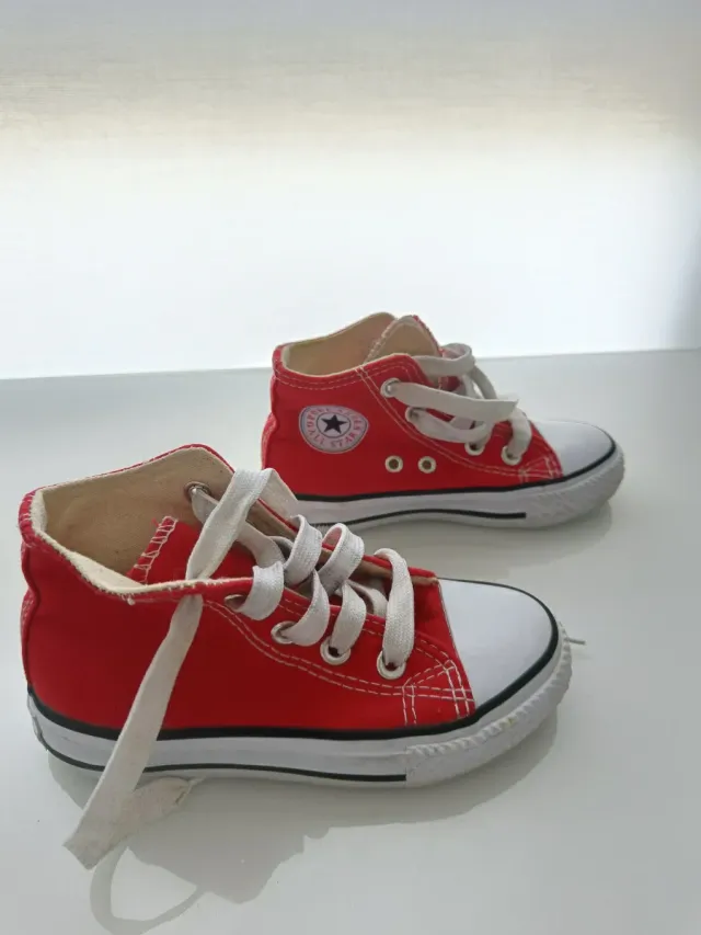 Zapatillas tipo Converse rojas altas