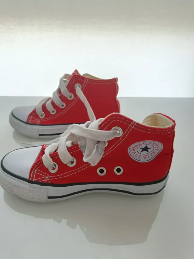 Zapatillas tipo Converse rojas altas