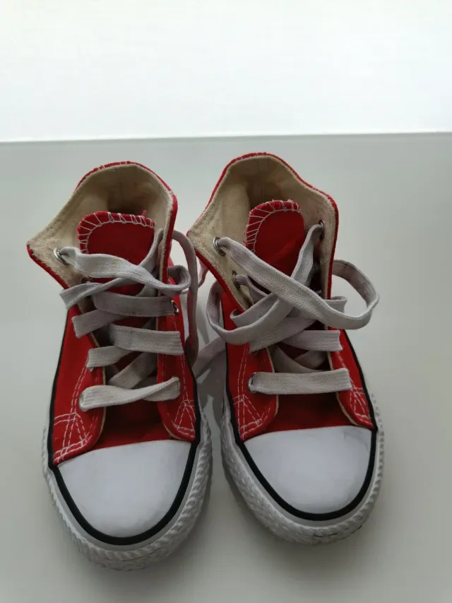 Zapatillas tipo Converse rojas altas