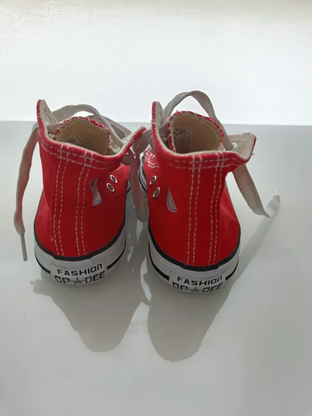 Zapatillas tipo Converse rojas altas