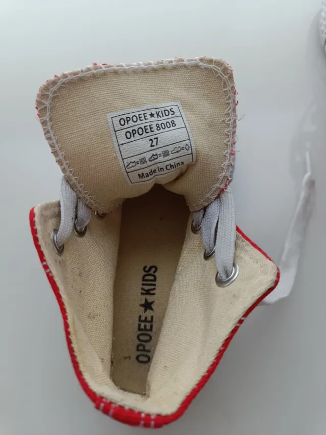 Zapatillas tipo Converse rojas altas