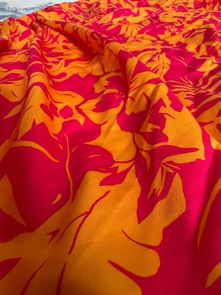 Vestido asimétrico floral rosa y naranja