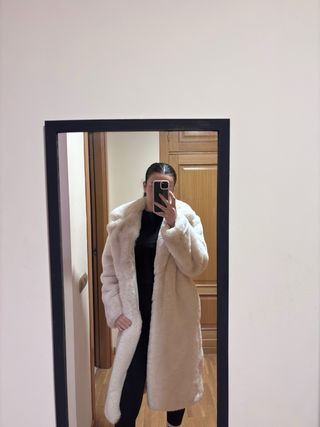 Abrigo largo beige de pelo sintético Bershka