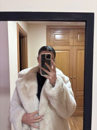 Abrigo largo beige de pelo sintético Bershka