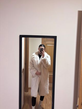 Abrigo largo beige de pelo sintético Bershka