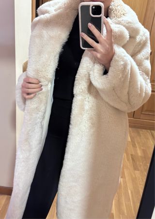 Abrigo largo beige de pelo sintético Bershka