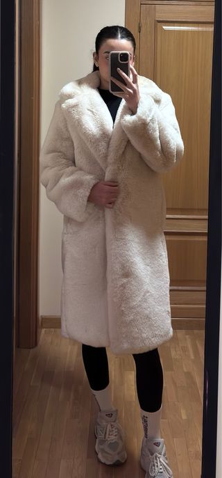 Abrigo largo beige de pelo sintético Bershka