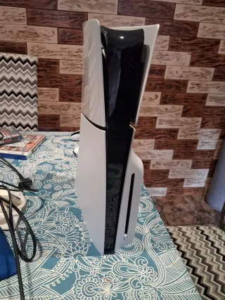 Consola PlayStation 5 con 2 mandos y juegos