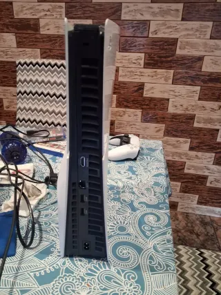 Consola PlayStation 5 con 2 mandos y juegos