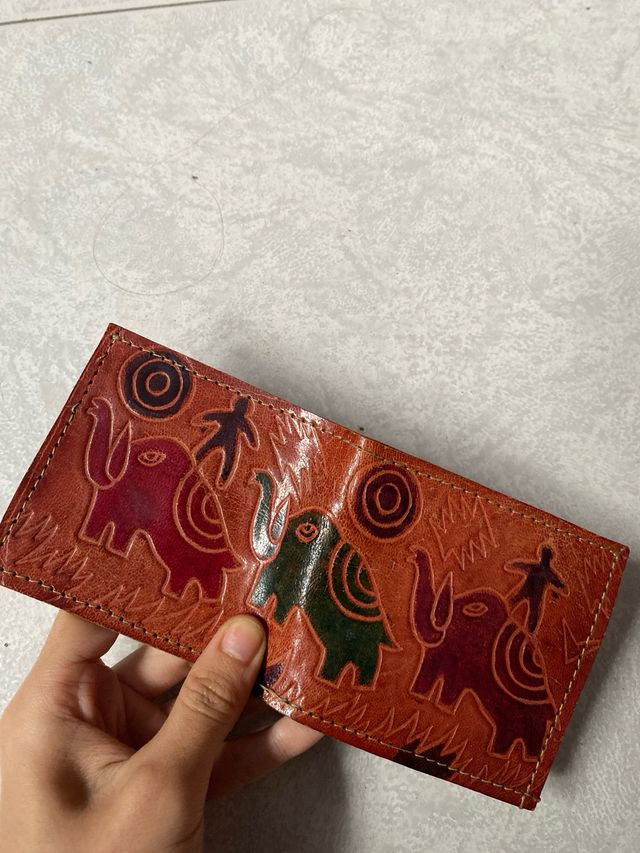 Billetera de piel artesanal con elefantes