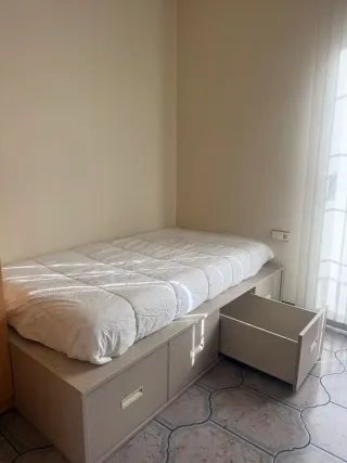 Somier tapizado beige con cajones