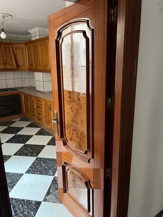 Puerta de madera con detalles