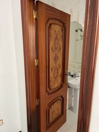 Puerta de madera con detalles