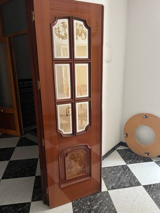 Puerta de madera con detalles