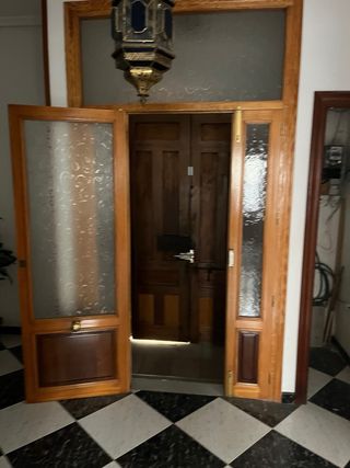 Puerta de madera con detalles