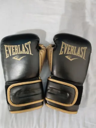 Guantes de Boxeo Everlast Negros y Dorados