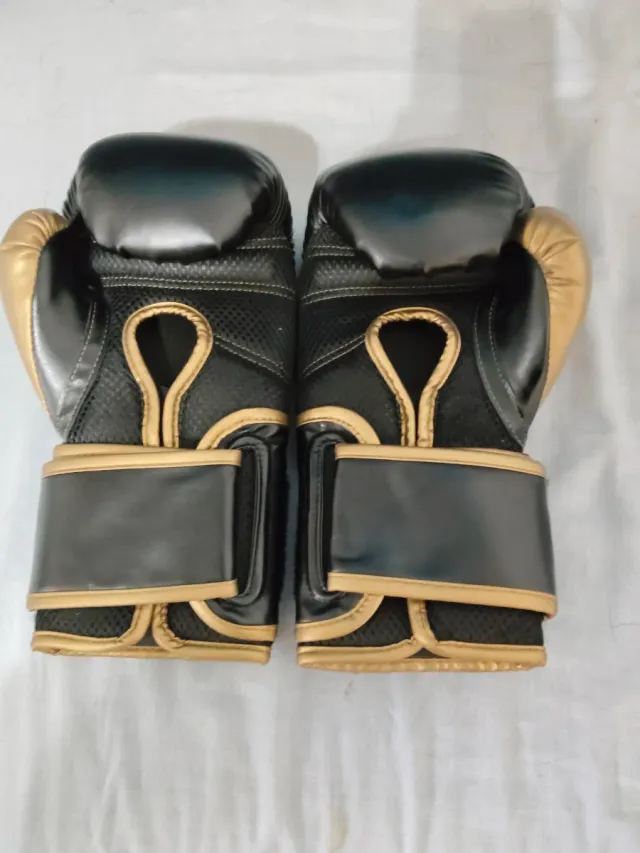 Guantes de Boxeo Everlast Negros y Dorados
