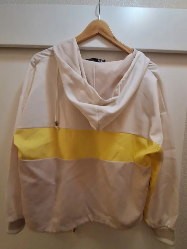 Sudadera fina Zara blanca y amarilla