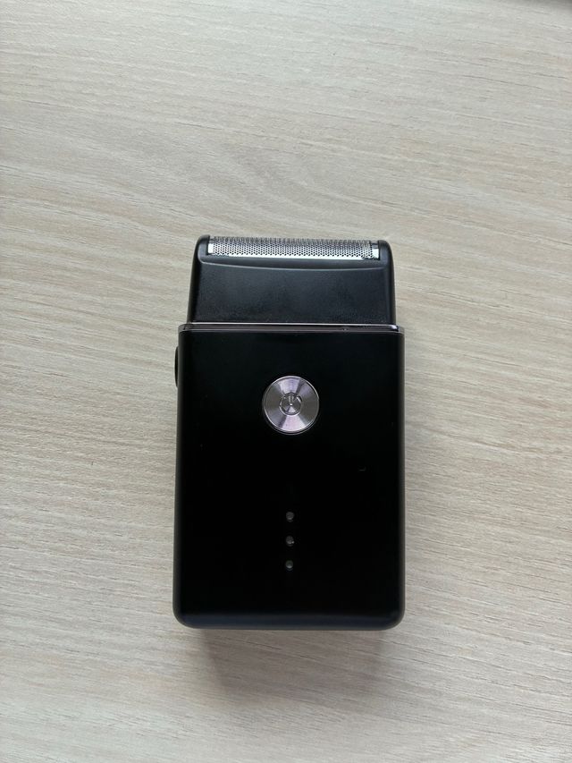 Máquina de afeitar rasuradora negra