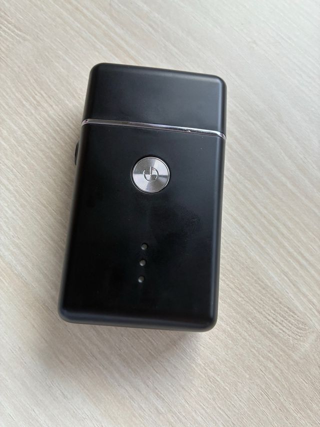 Máquina de afeitar rasuradora negra